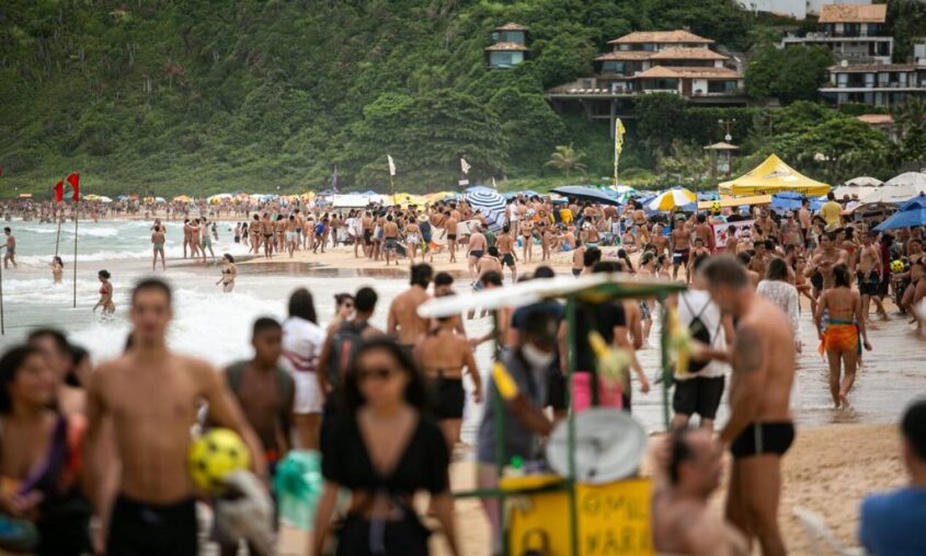 Geribá em janeiro, alta movimentação de turistas.